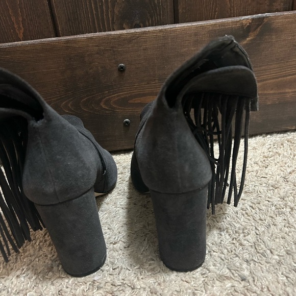 Gianni Bini Gray Suede Peep Toe Heeled Fringe Booties Size 9 - Picture 9 of 11